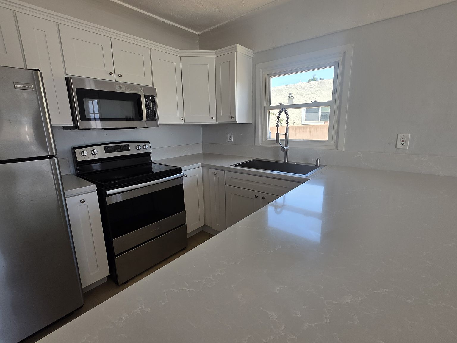 389 I St photo 3