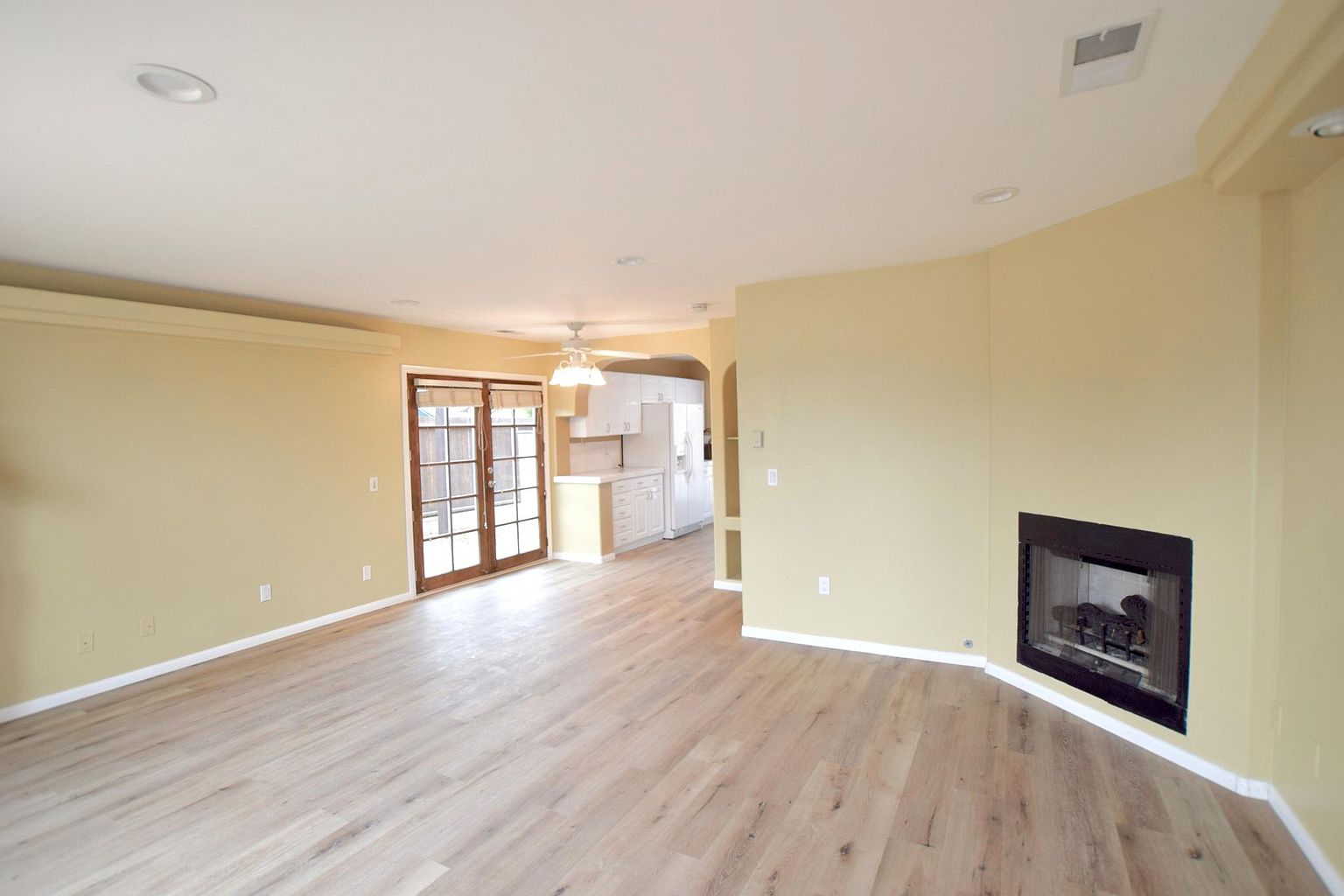 107 E Queen Anne Dr photo 3