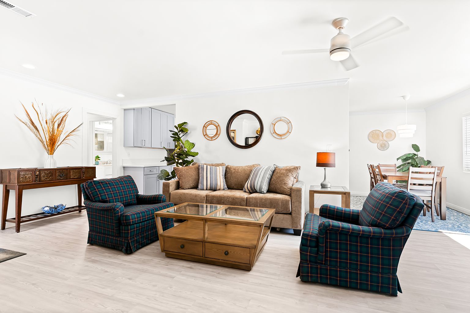 1629 Primera St photo 4