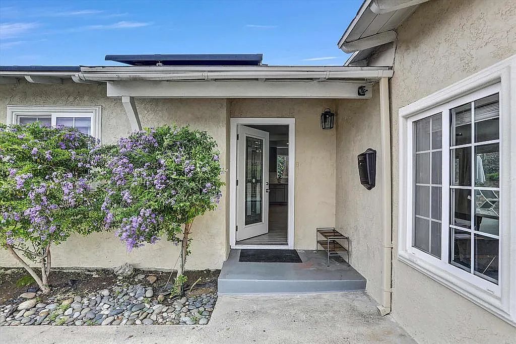 1629 Primera St photo 3