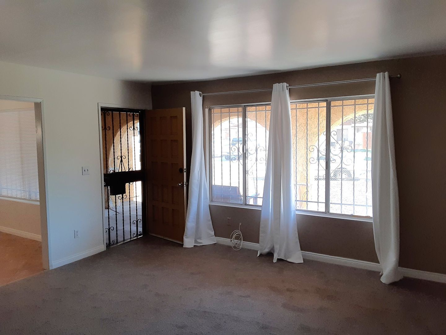 136 Royal Oak Dr photo 5