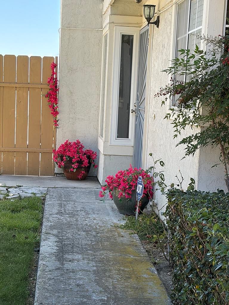 2103 Manzana Way photo 2