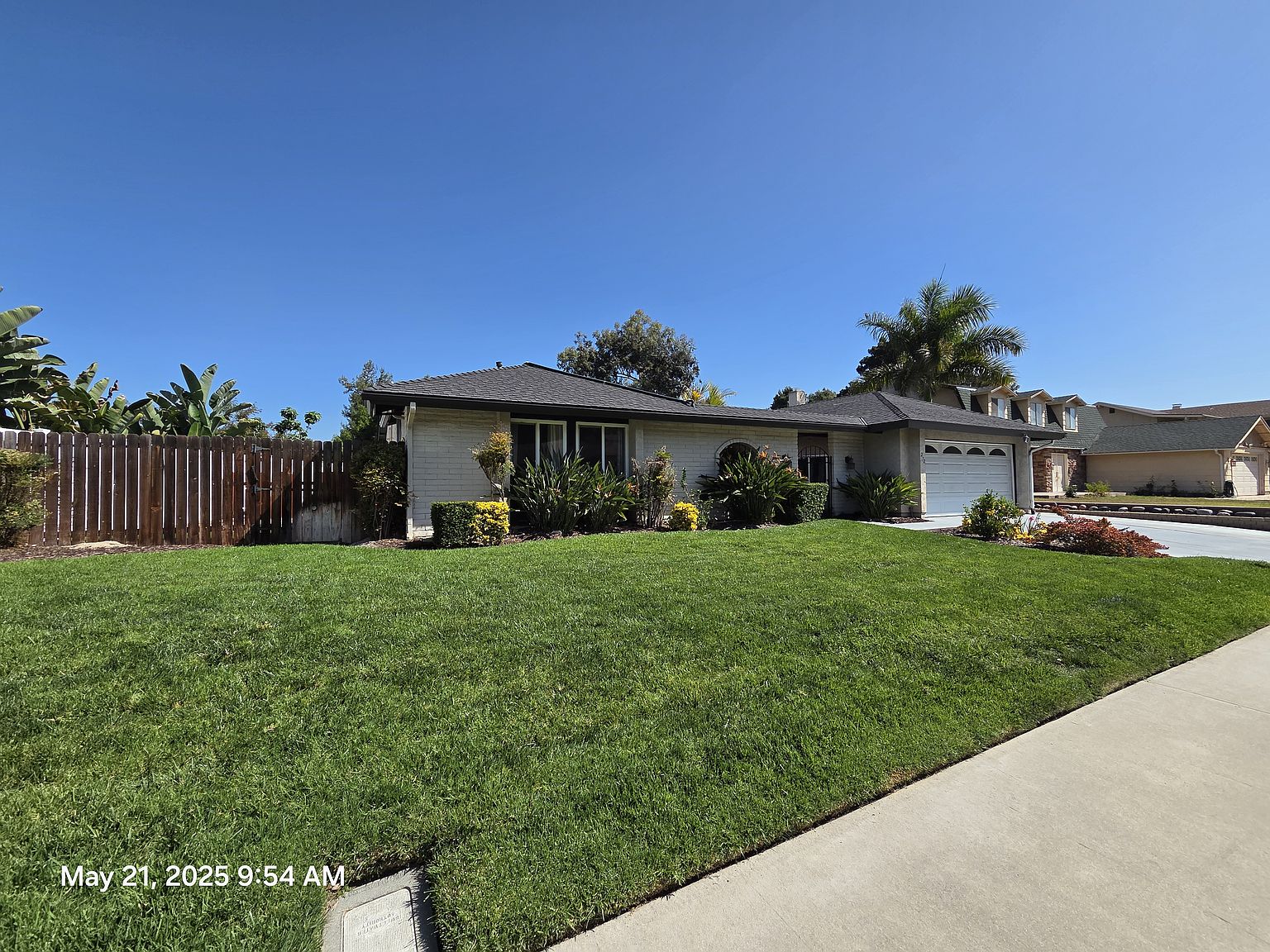 272 Surrey Dr photo 2