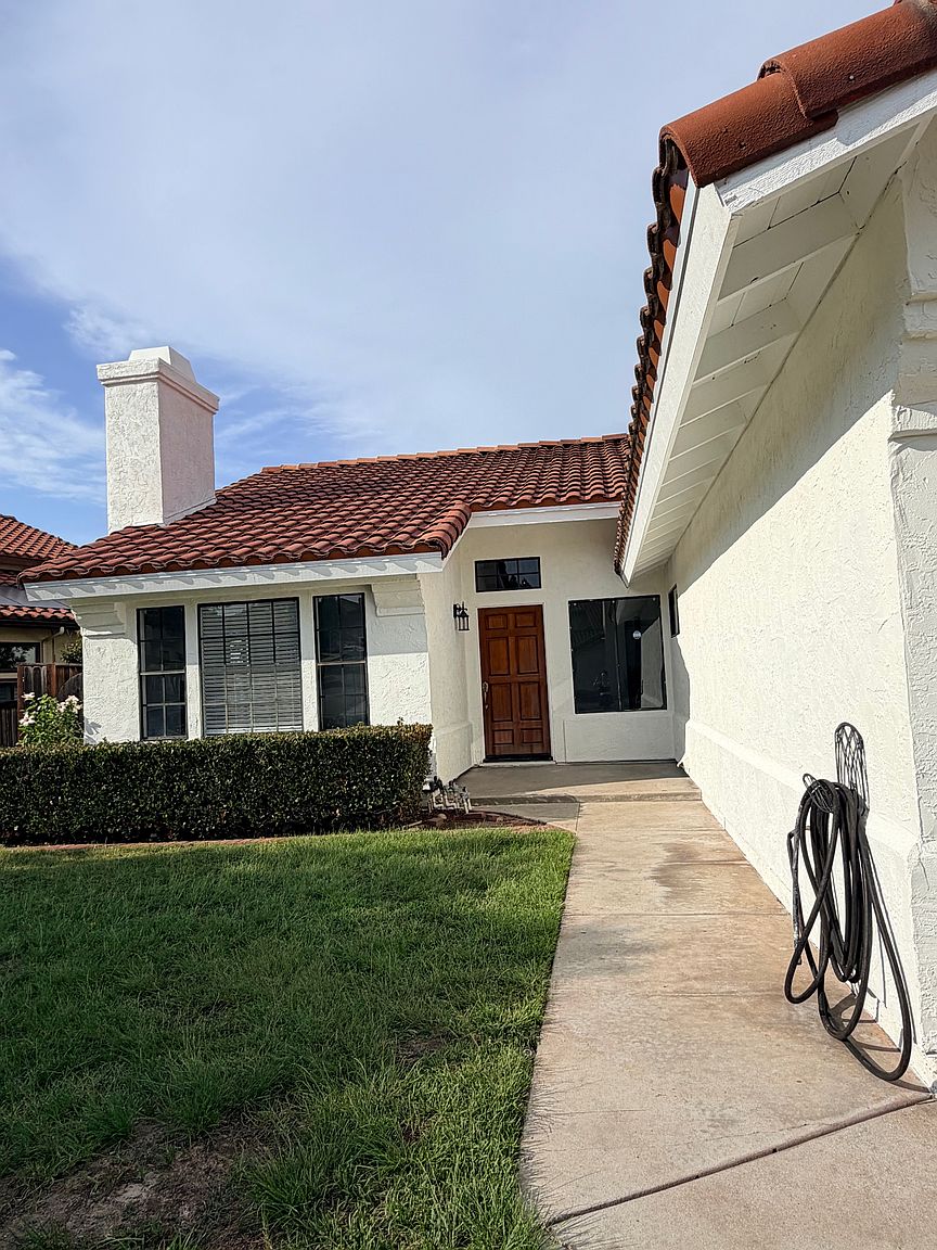 657 Redlands Pl photo 2