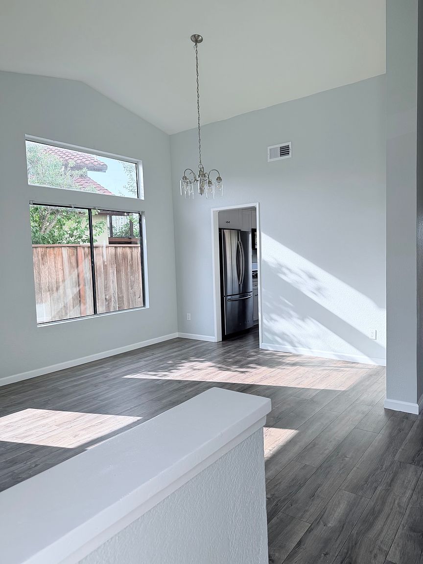 657 Redlands Pl photo 3