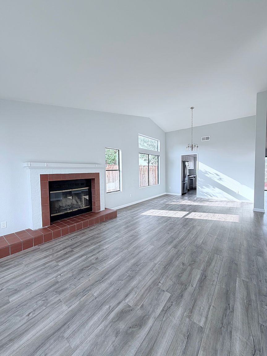 657 Redlands Pl photo 4