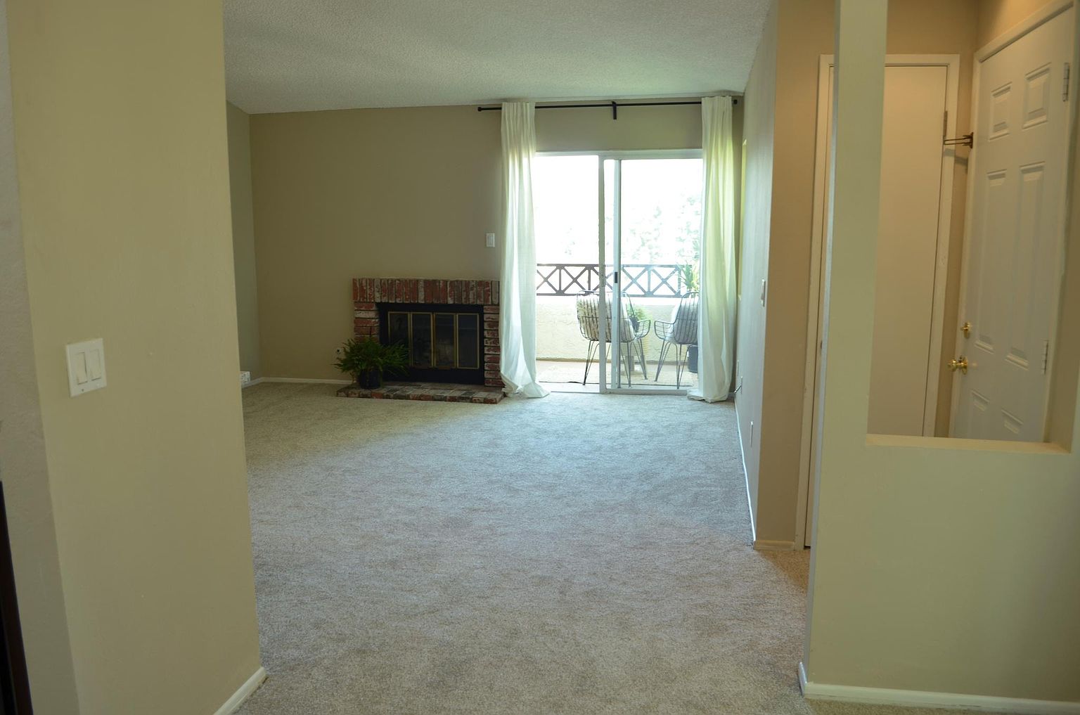 2039 Lakeridge Cir photo 2