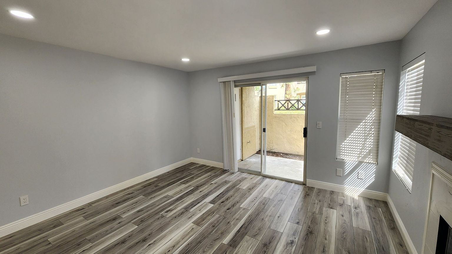2047 Lakeridge Cir photo 2