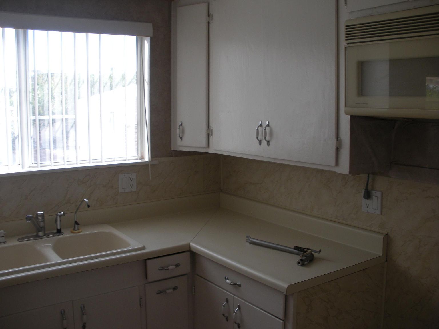 1136 Twin Oaks Ave photo 3