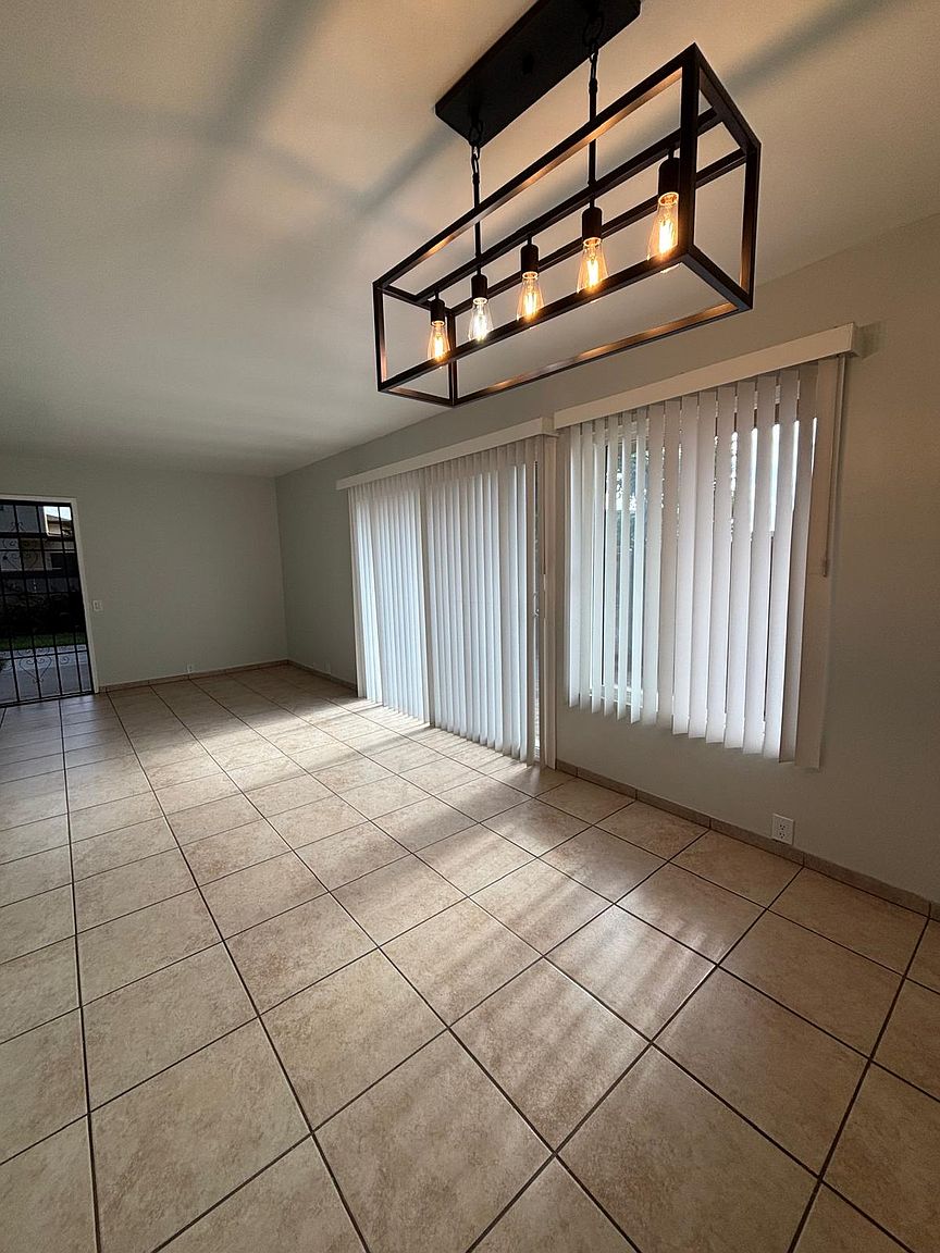 1729 Regency Way photo 3