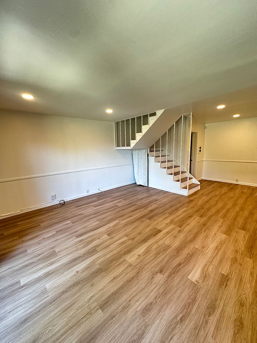 230 Regency Ct photo 4