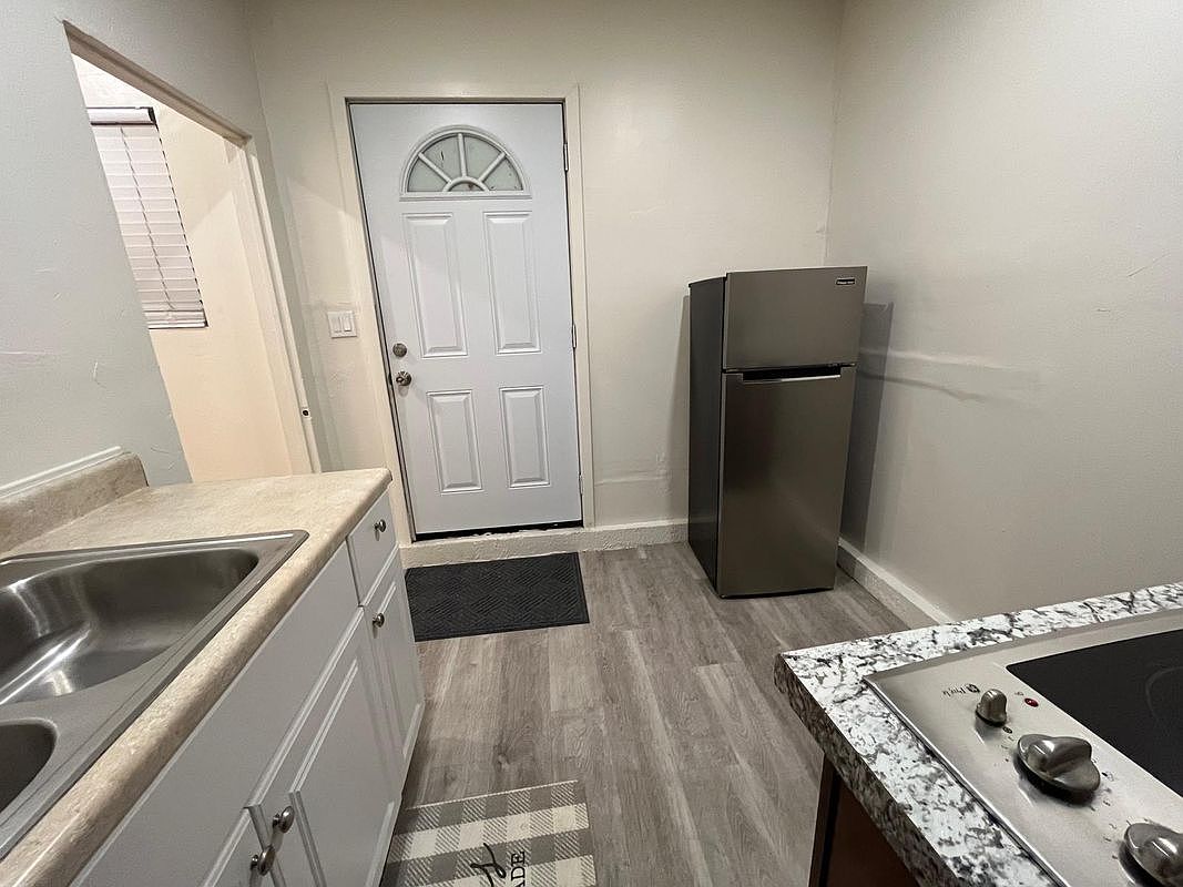 2645 Chadwell Ave photo 3