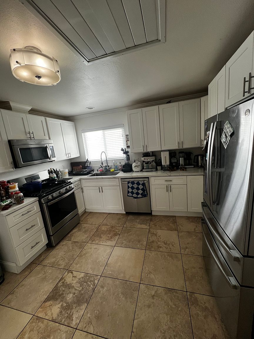 1042 Garland Dr photo 2