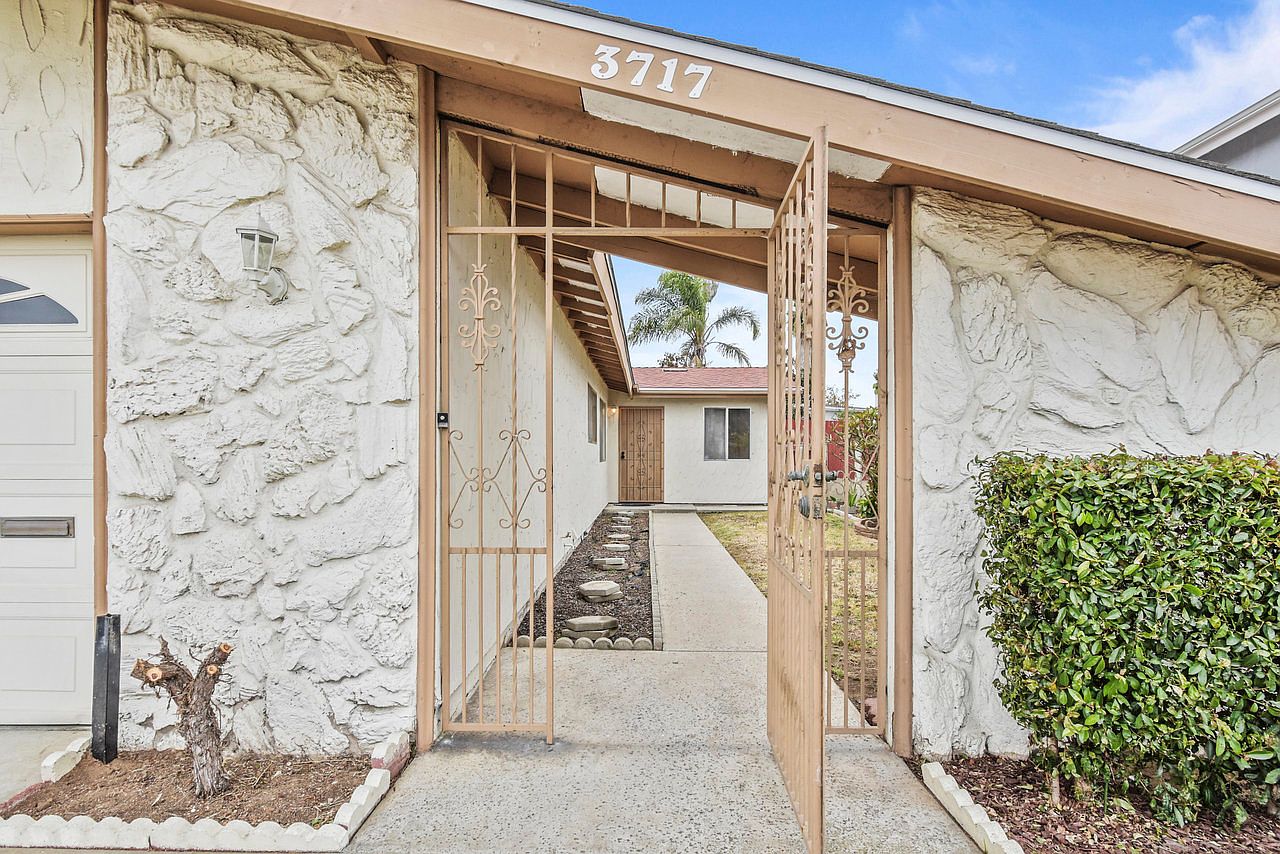3717 Arruza St photo 2