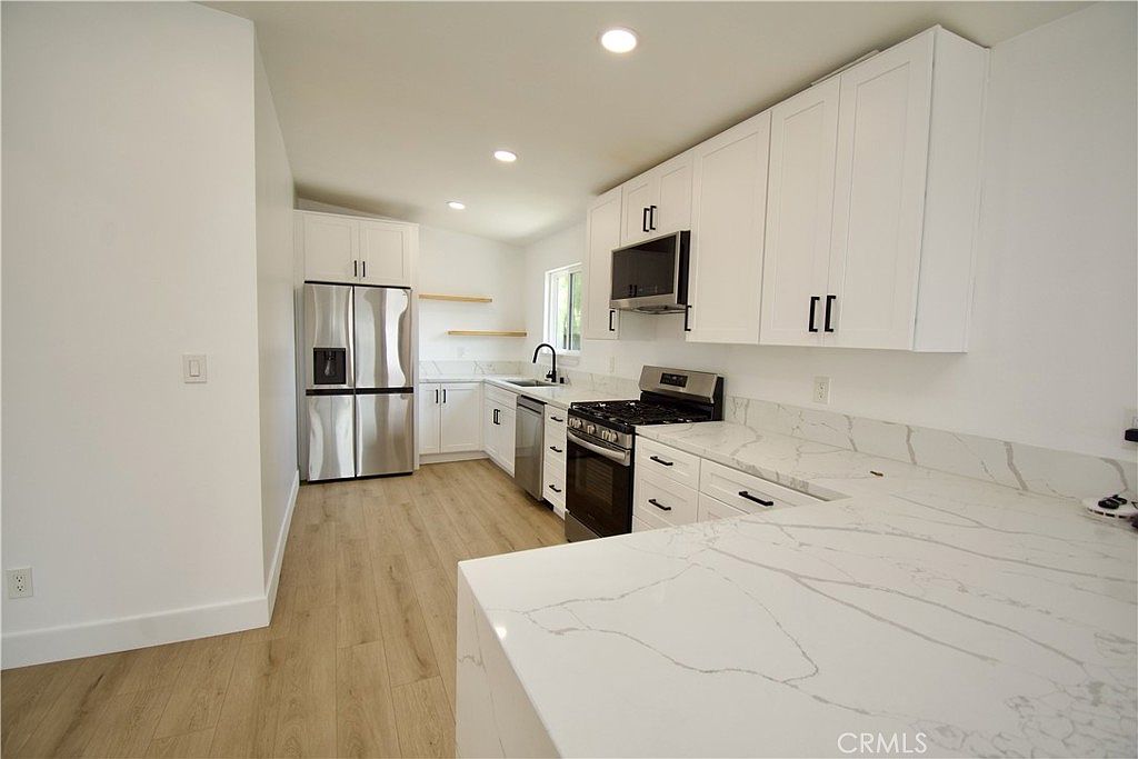 820 Iris Ave photo 4