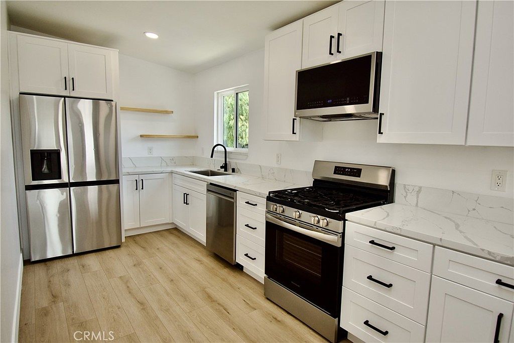 820 Iris Ave photo 3