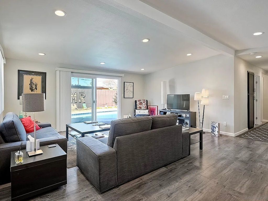 1122 Iris Ave photo 3