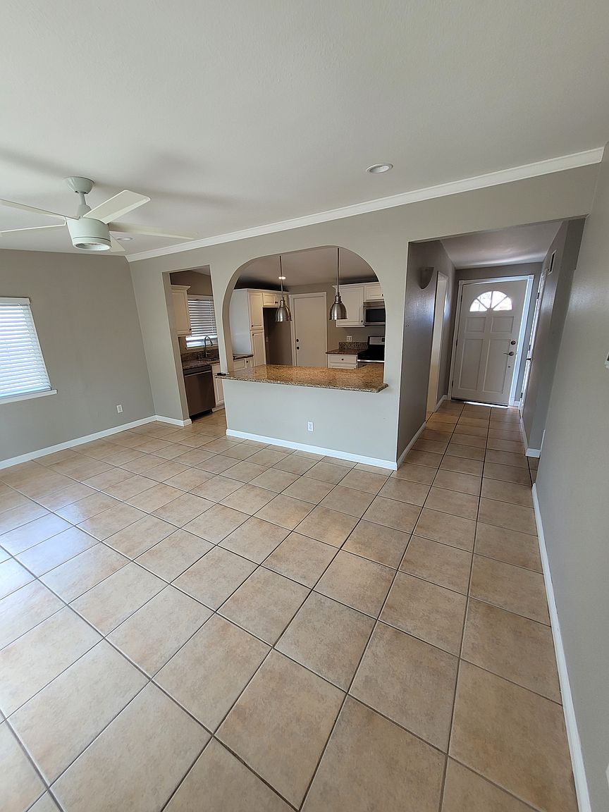 1209 Hemlock Ave photo 2