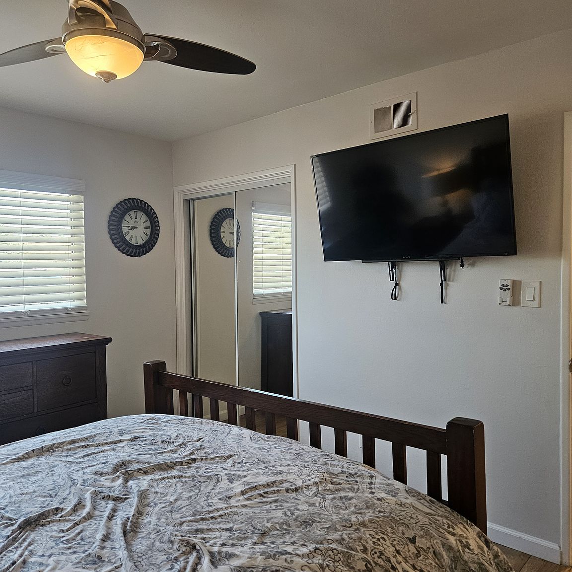 1775 Ionian St photo 2