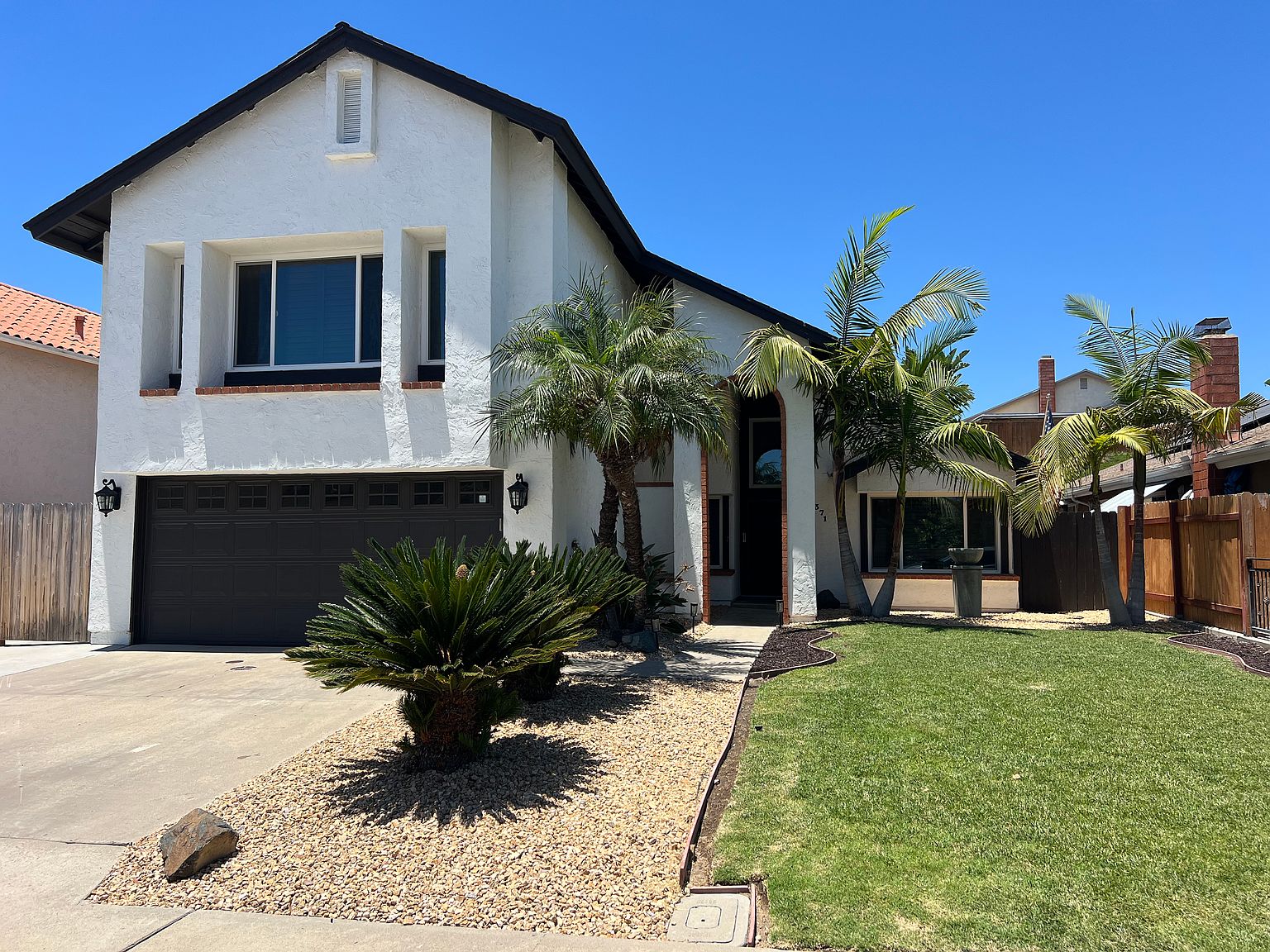 1371 La Mancha Pl photo 2