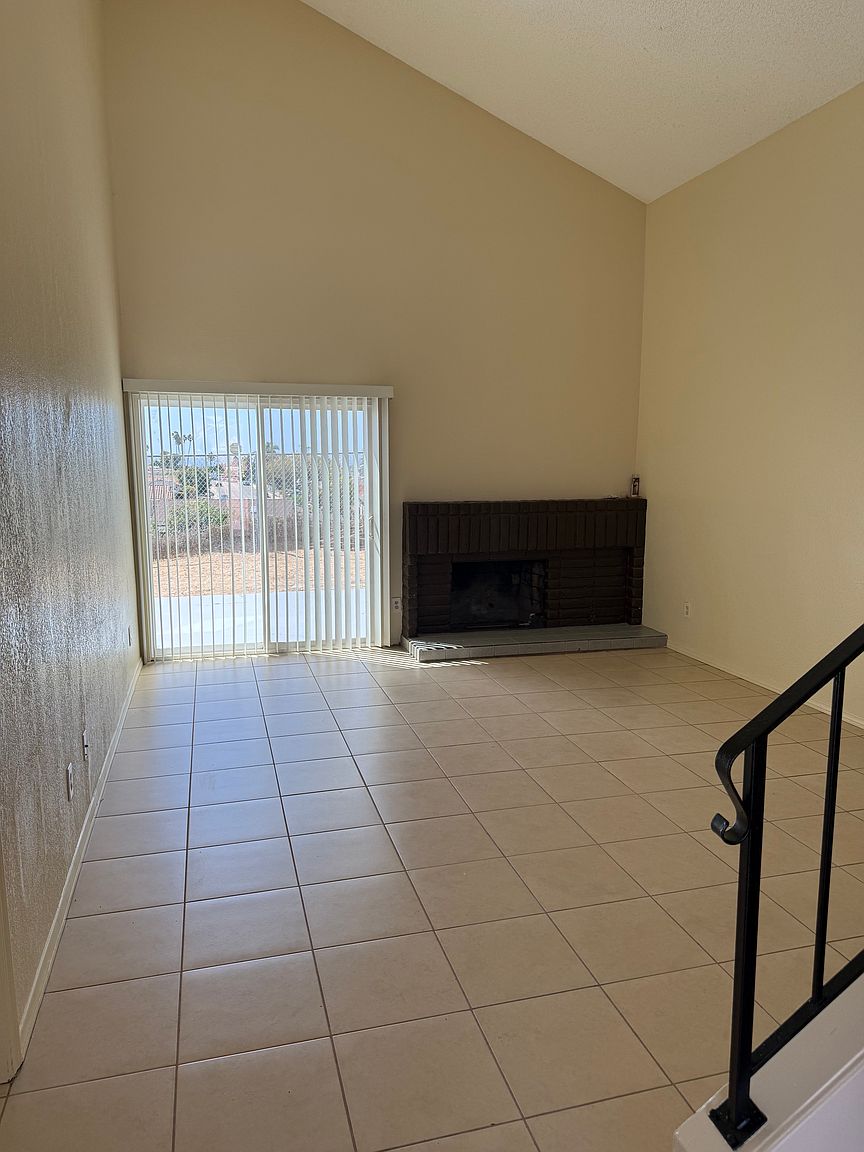 1444 Honeysuckle Ln photo 3