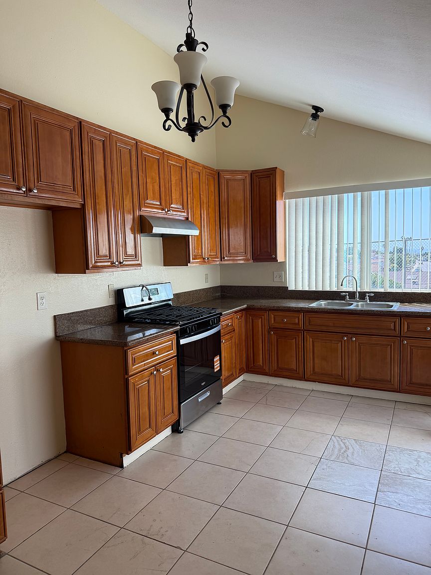 1444 Honeysuckle Ln photo 5