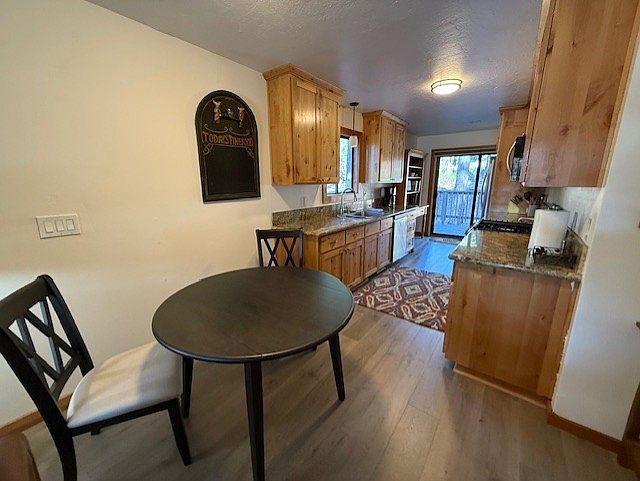 582 Estates Dr photo 4