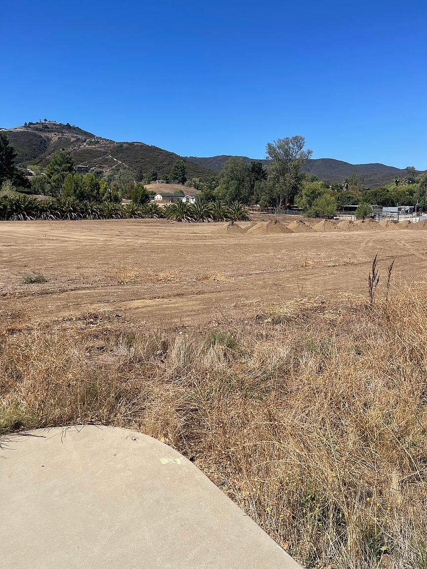 26077 Hayes Ave photo 2