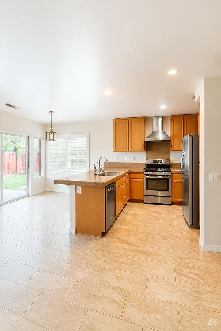 44696 Lorraine Dr photo 3