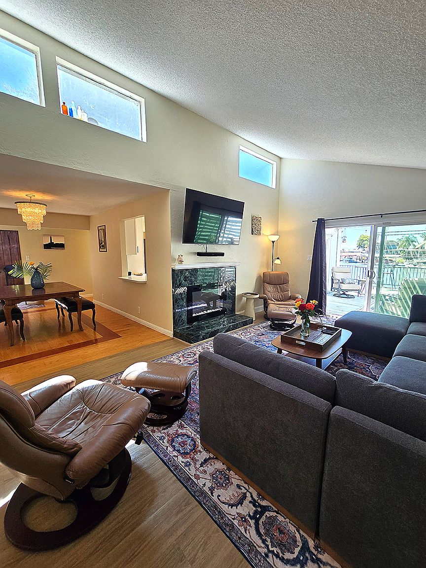 1216 Marina Cir photo 2