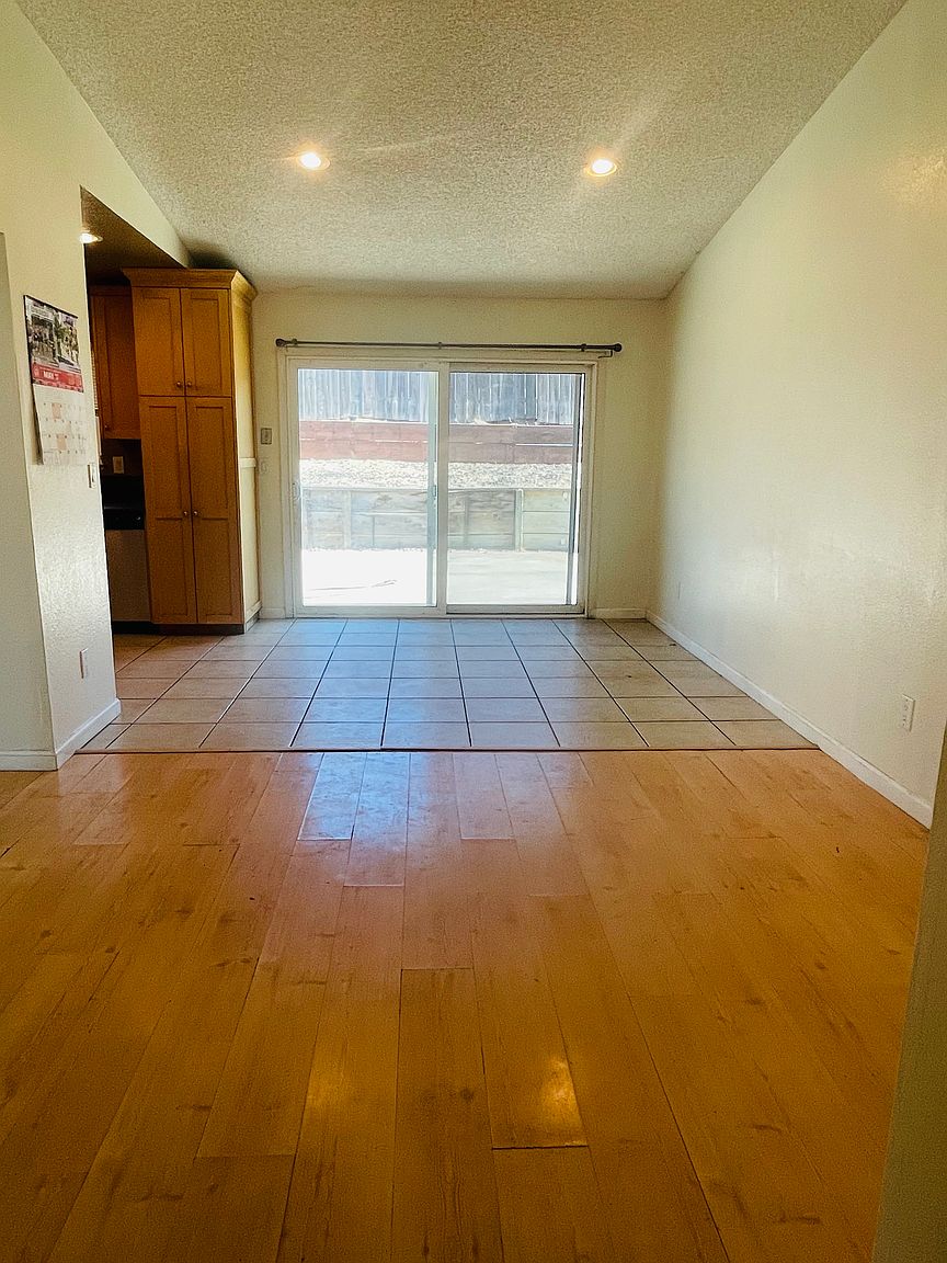 341 Lorenz Dr photo 2