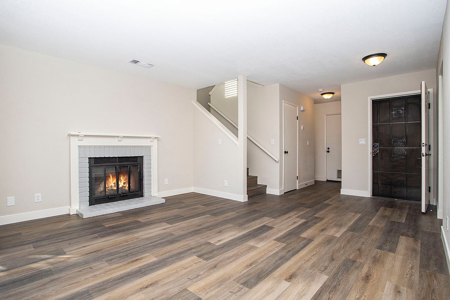 5060 Martin St photo 4