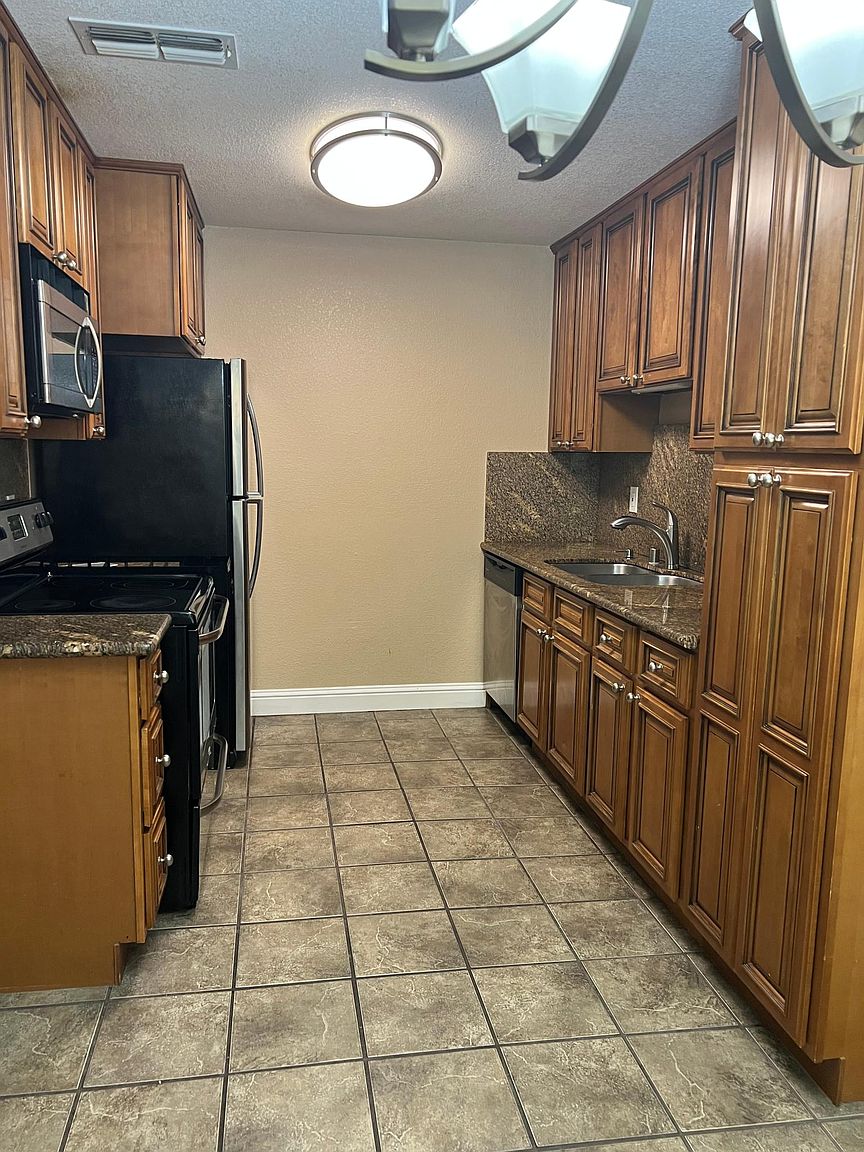 2824 Winding Ln photo 2