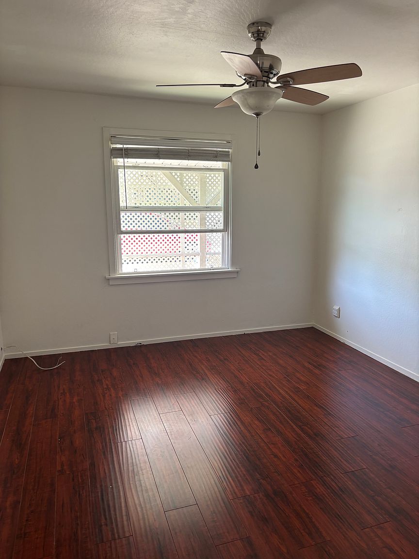 2739 Lincoln Ln photo 5