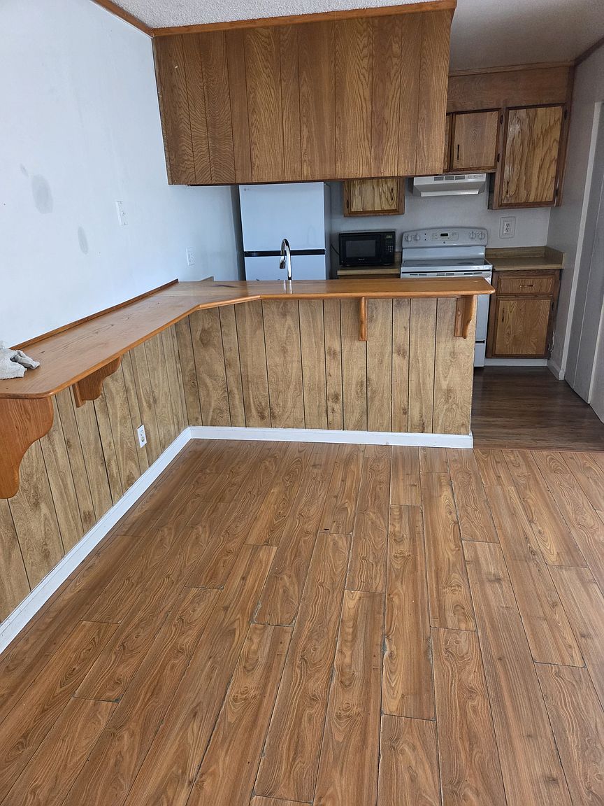 1300 Sycamore Dr photo 3