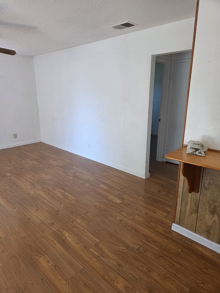 1300 Sycamore Dr photo 4