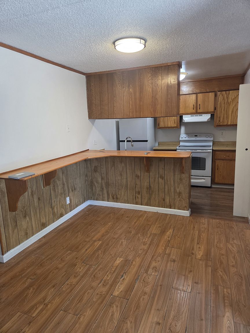 1300 Sycamore Dr photo 2