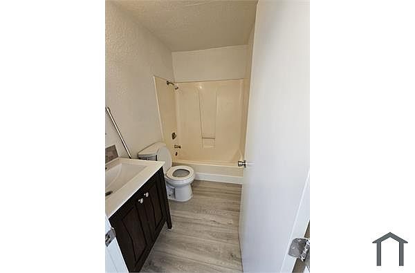 1512 Sycamore Dr photo 3