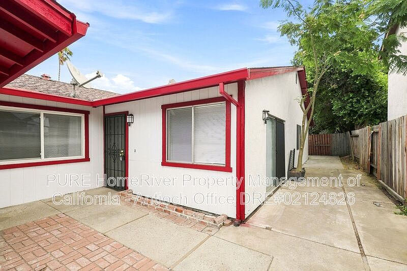 2121 Banyan Way photo 4