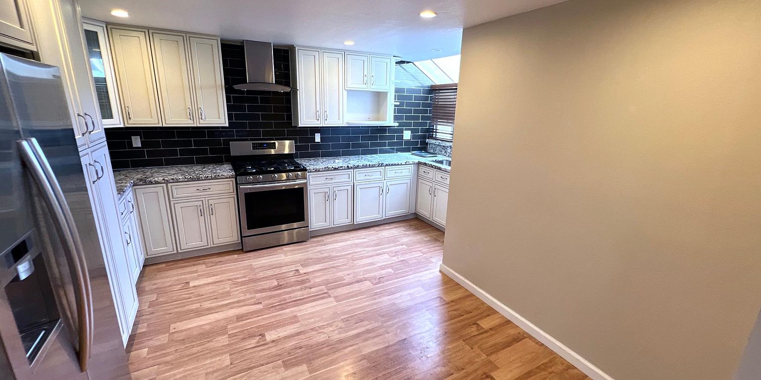 100 Edgewater Pl photo 2