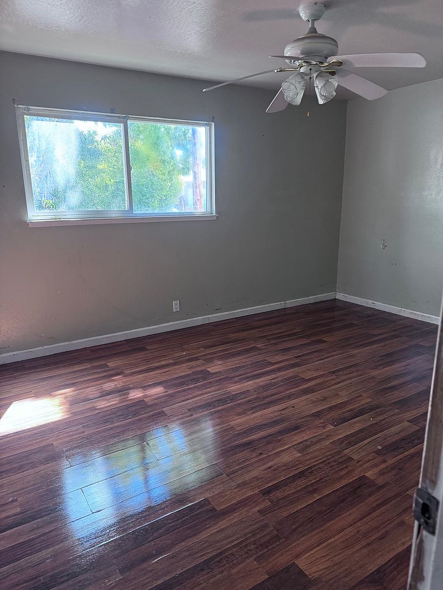 2122 Burton Ave photo 2