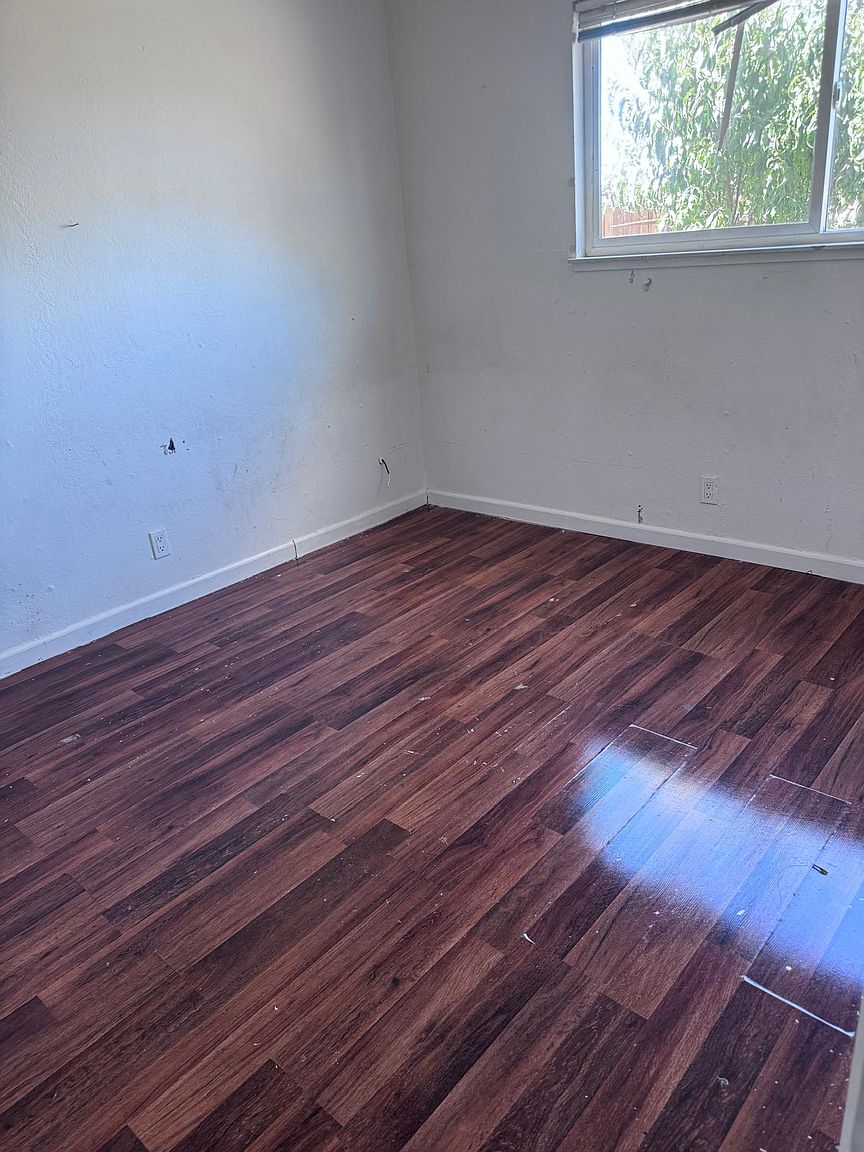 2122 Burton Ave photo 5