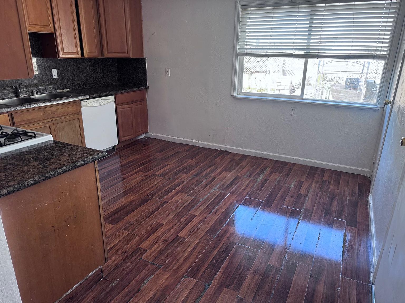 2122 Burton Ave photo 3