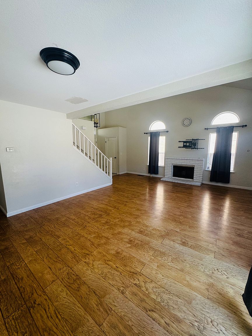 2210 Southwood Dr photo 4