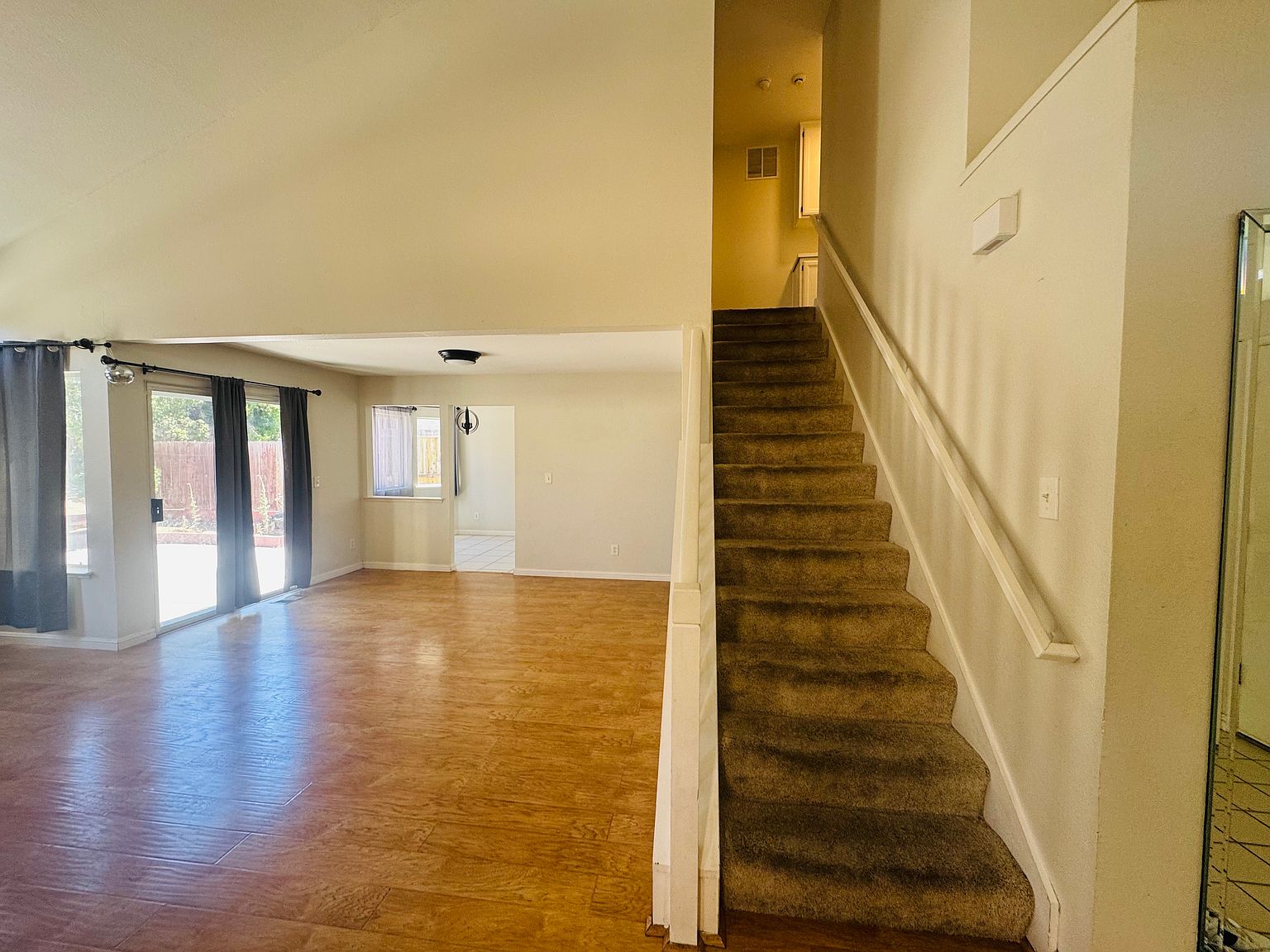 2210 Southwood Dr photo 5