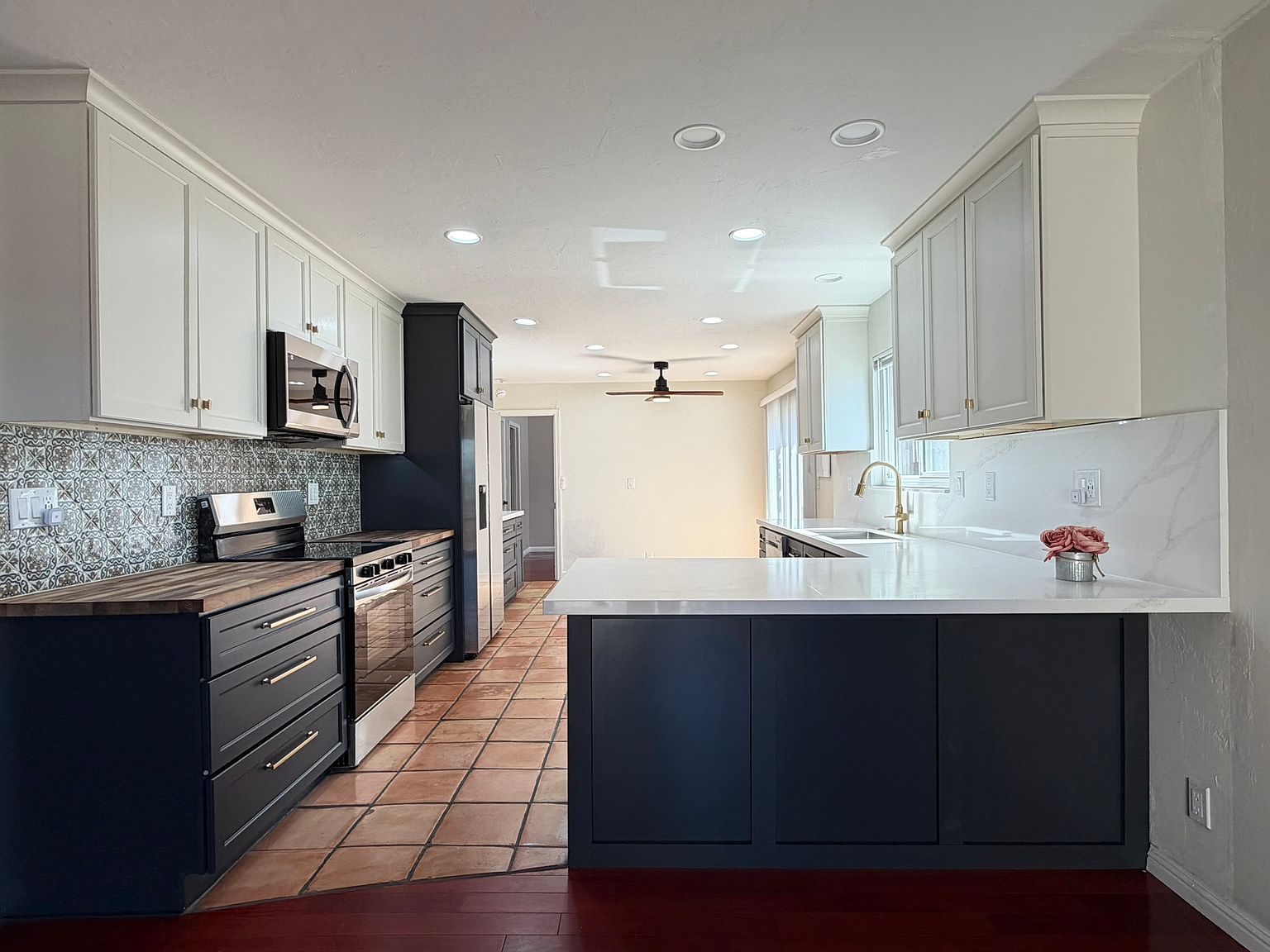 3695 Sanford St photo 2