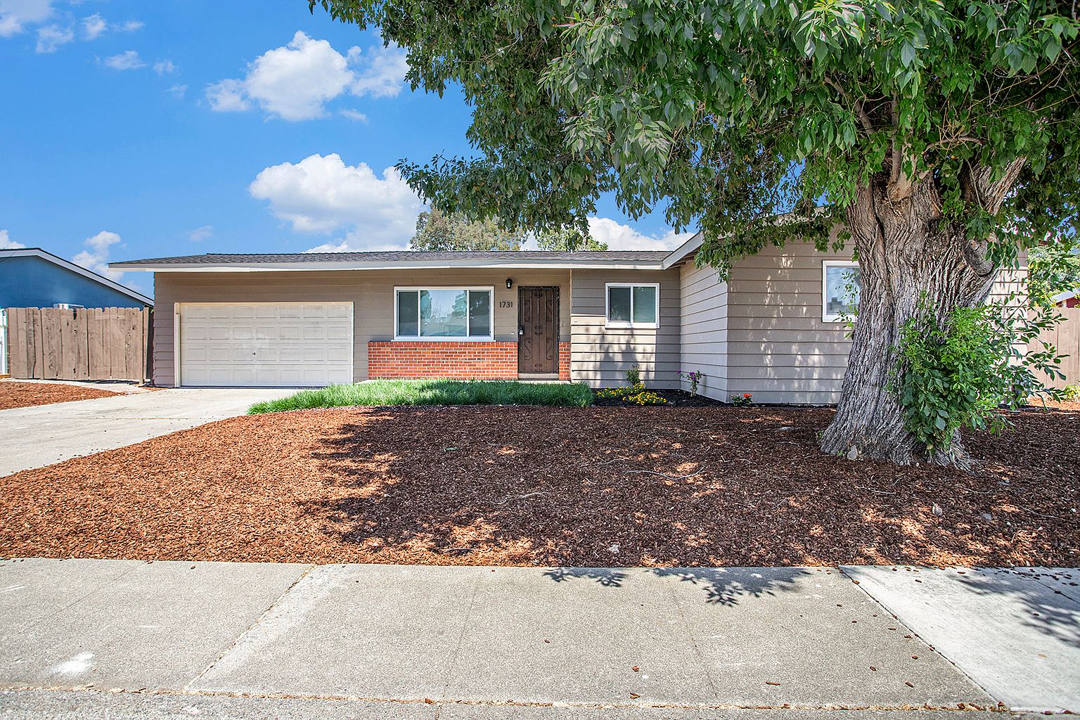 1731 Gelbke Ln photo 2