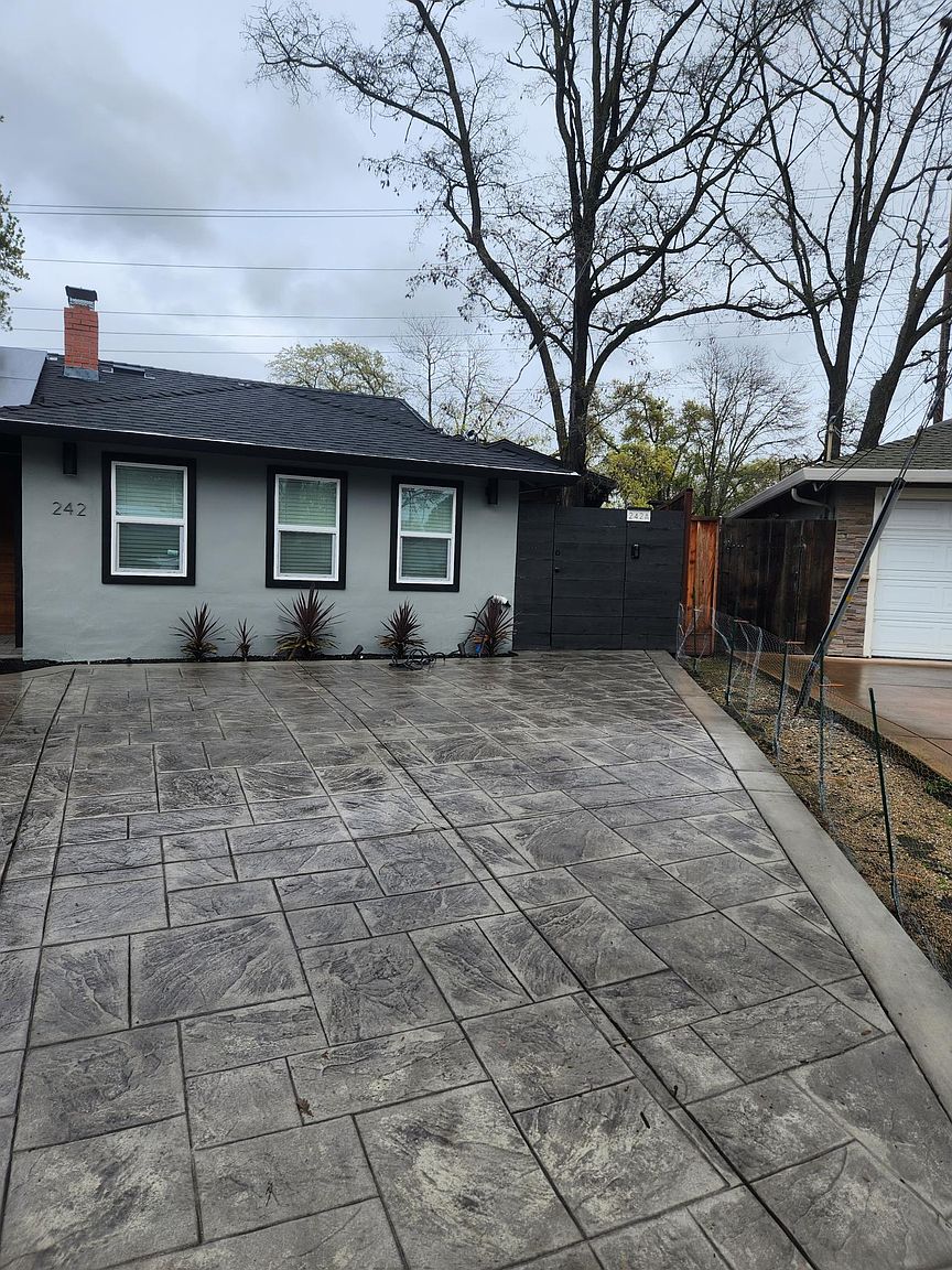242 Elaine Dr photo 3