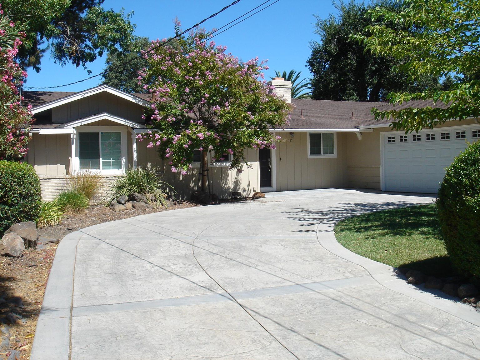197 Greenwood Cir photo 3