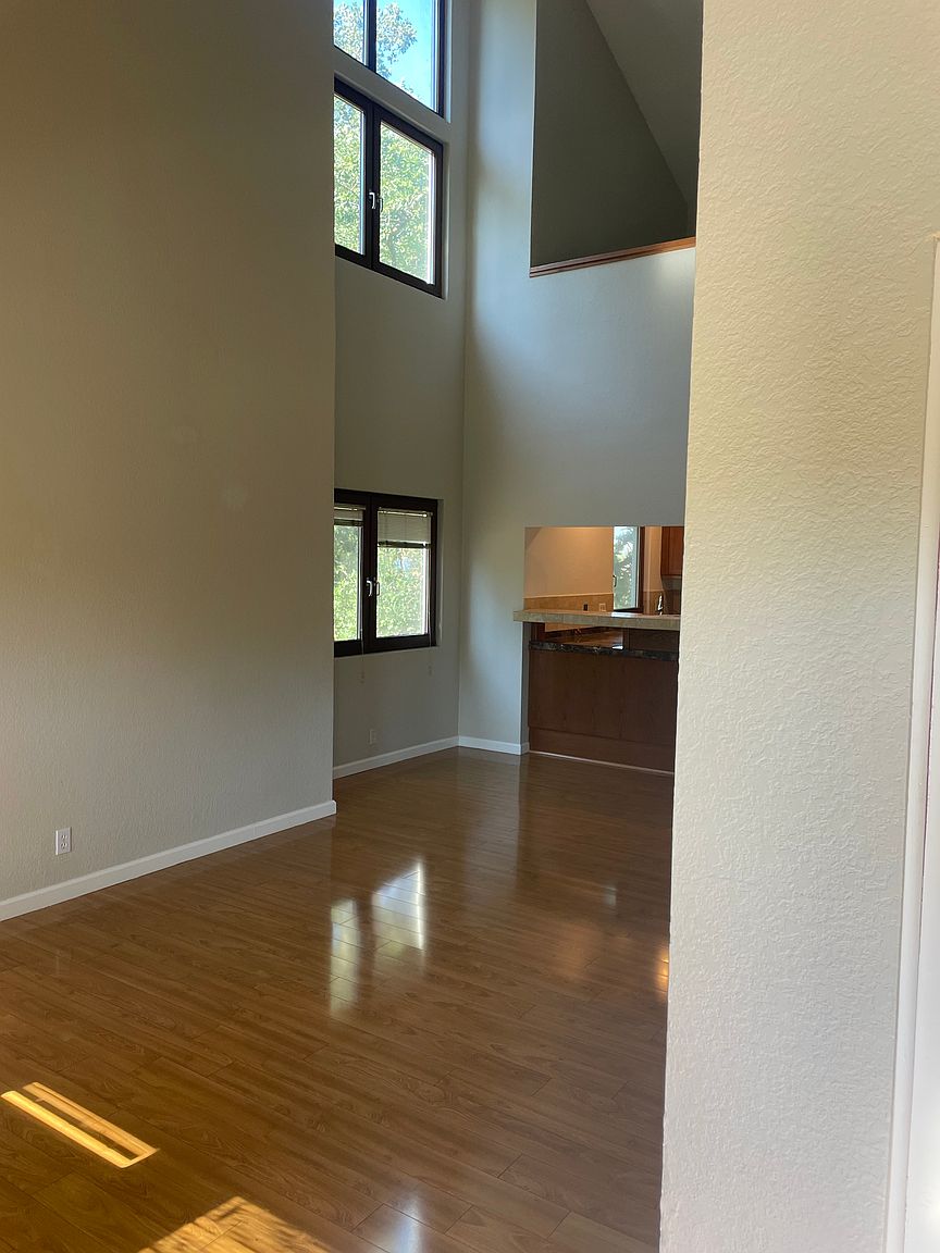 100 Suntree Ln photo 3